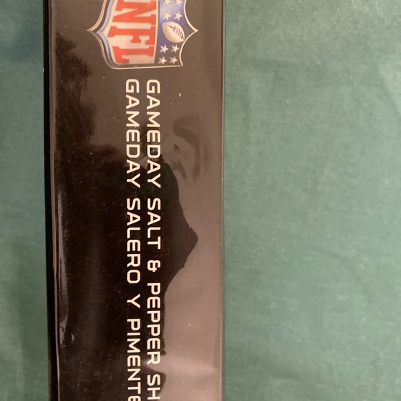 Chicago Bears Game day salt n pepper shakers - Picture 5 of 9